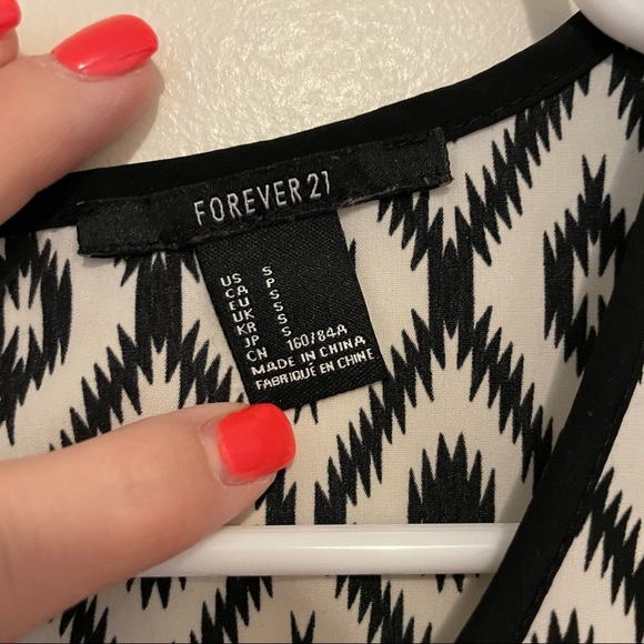 Forever21 Blk&Wht Geometric Tank Top. Size Small - Picture 2 of 7